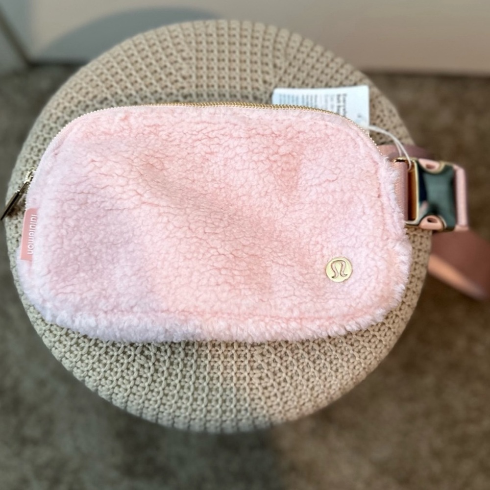 COPY - Lululemon Everywhere Belt Bag
1(Fleece Pink Mist)🤎